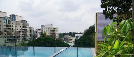 Una piscina al aire libre