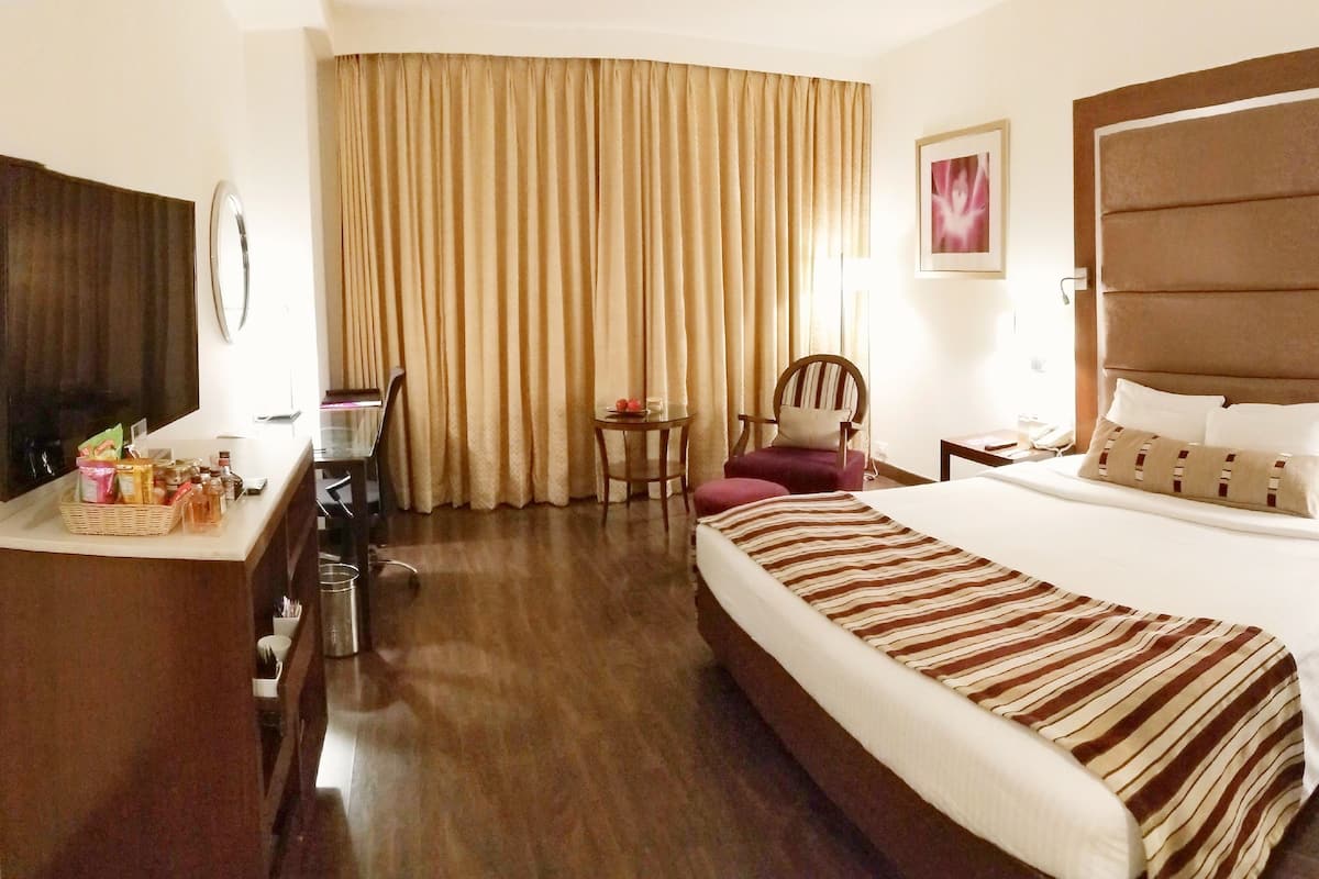 Deluxe Room with Bathtub | Premium bedding, down comforters, minibar, in-room safe