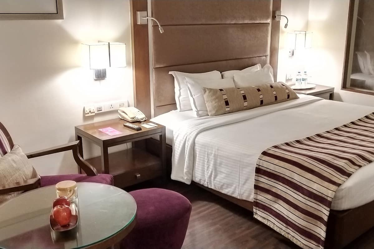 Club Room with Bathtub | Premium bedding, down comforters, minibar, in-room safe