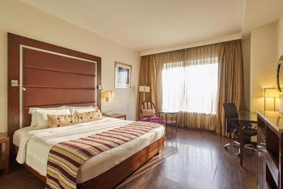 Premium bedding, down comforters, minibar, in-room safe
