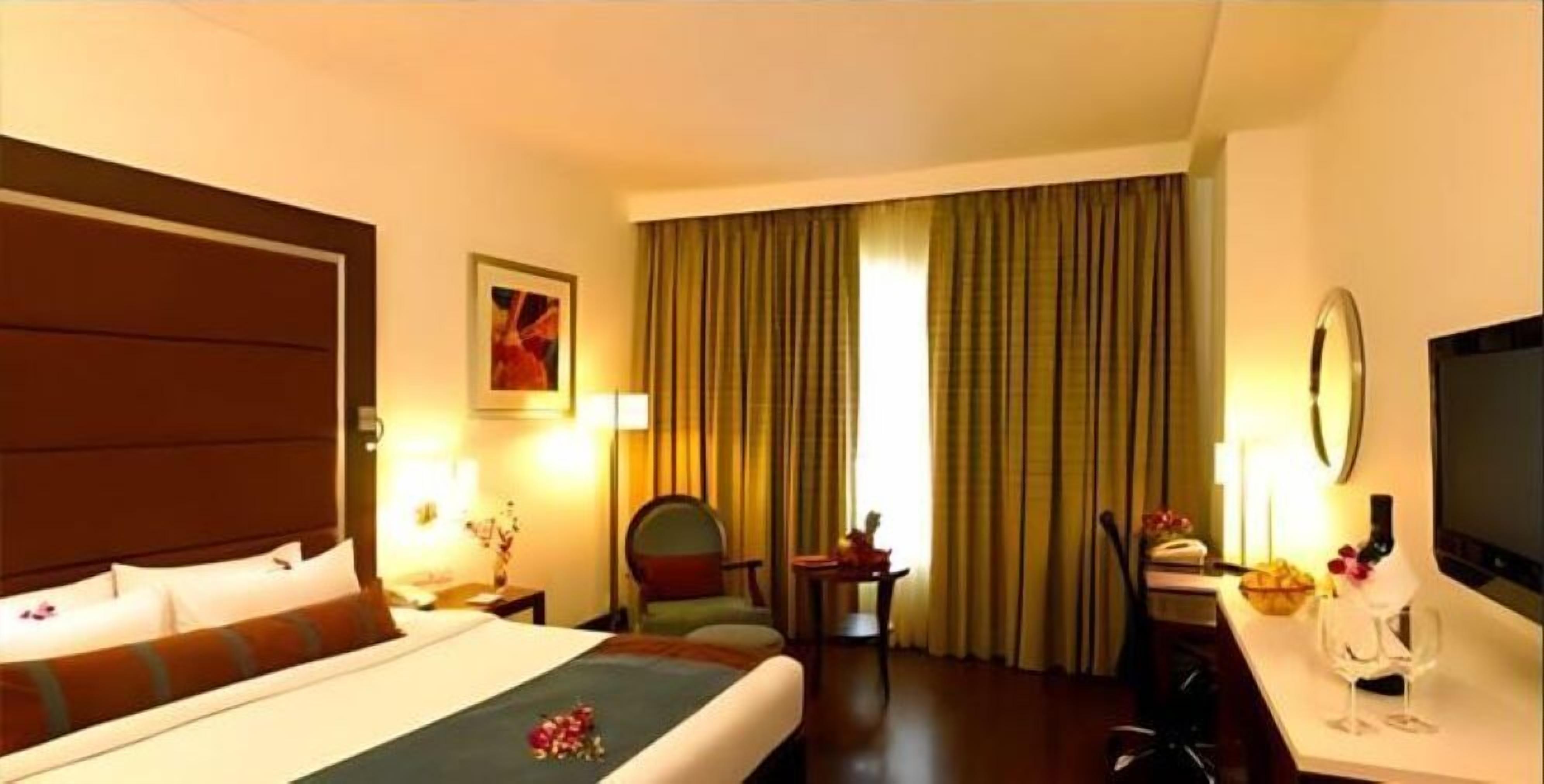 Premium bedding, down comforters, minibar, in-room safe