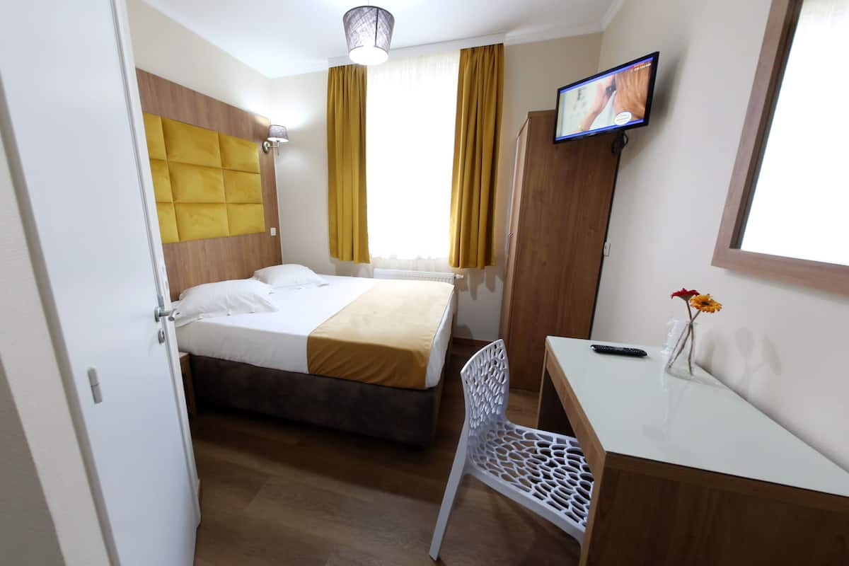 Economy Double Room | In-room safe, desk, iron/ironing board (on request), WiFi (free)