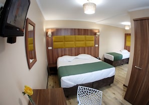 スーペリア トリプルルーム 専用バスルーム | セーフティボックス (室内)、デスク、アイロン / アイロン台、WiFi (無料)