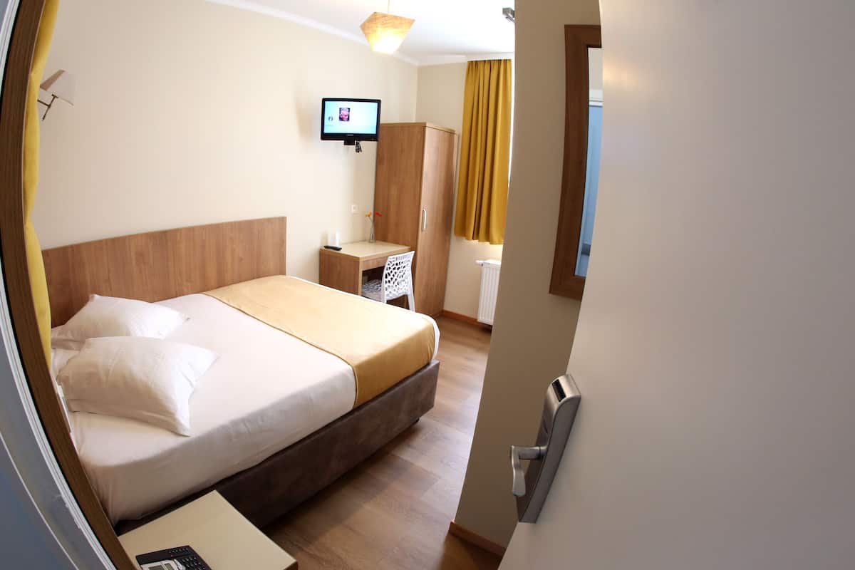 Comfort Double Room | In-room safe, desk, iron/ironing board (on request), WiFi (free)