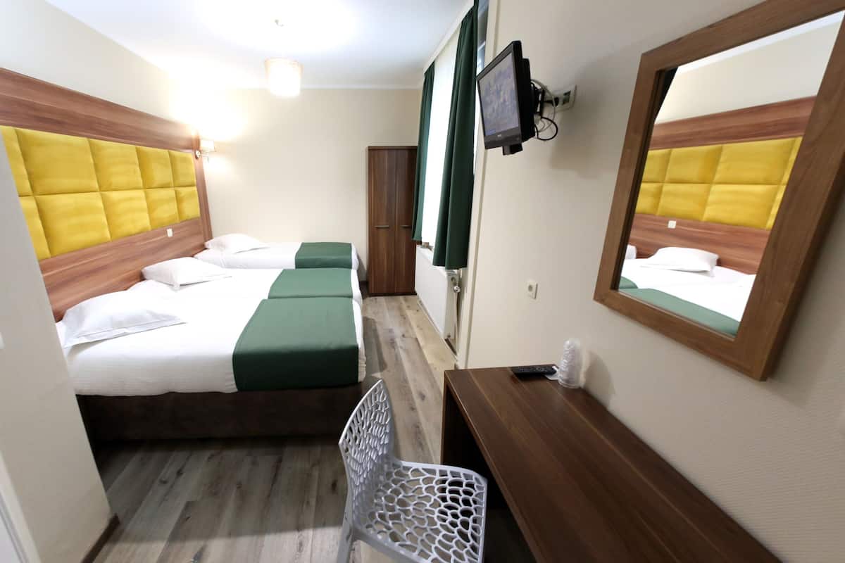 Comfort Triple Room | In-room safe, desk, iron/ironing board (on request), WiFi (free)