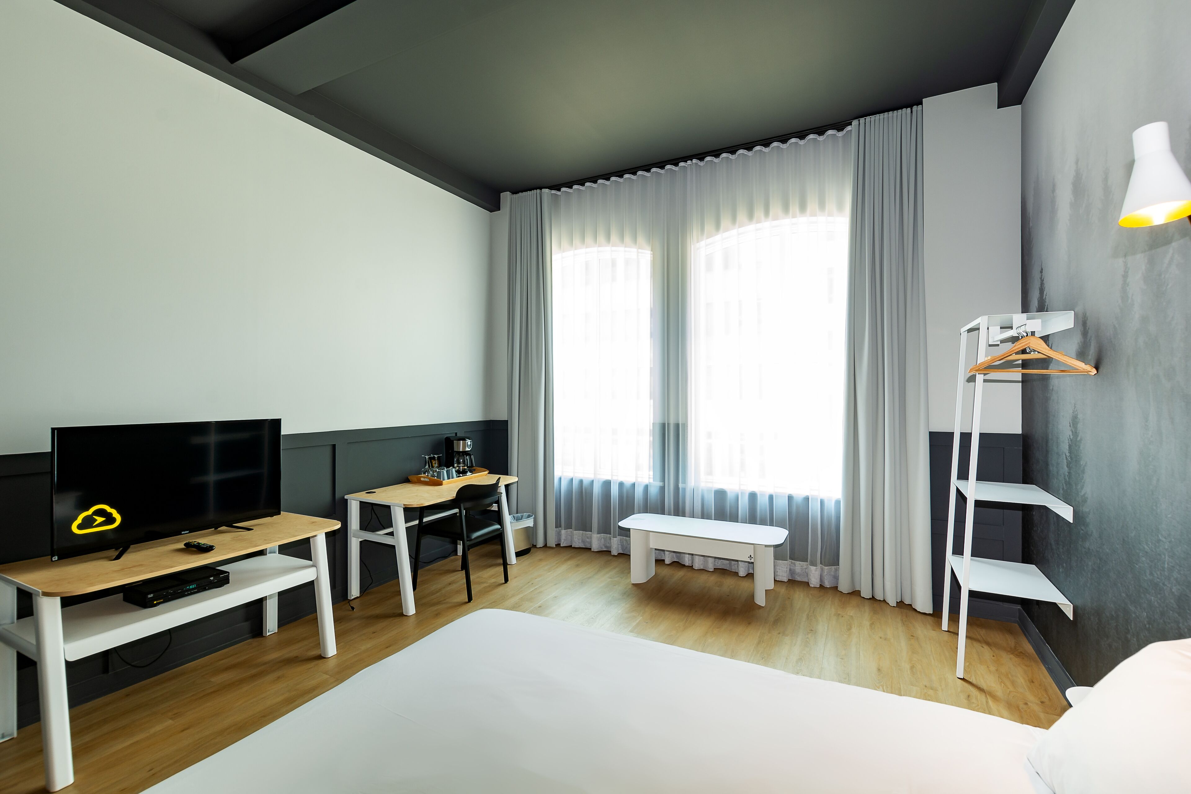 room, 1 queen bed | 1 bedroom, soundproofing, iron/ironing board, travel cot