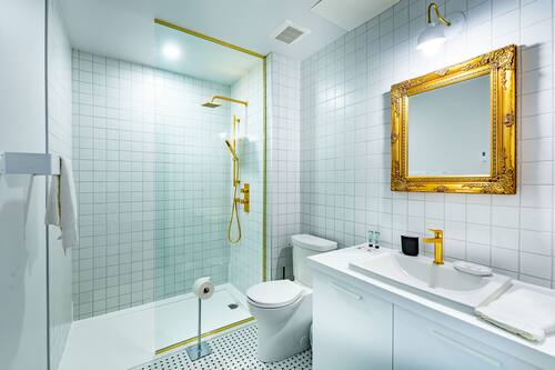 Room, 1 Queen Bed | Bathroom | Shower, rainfall showerhead, free toiletries, hair dryer