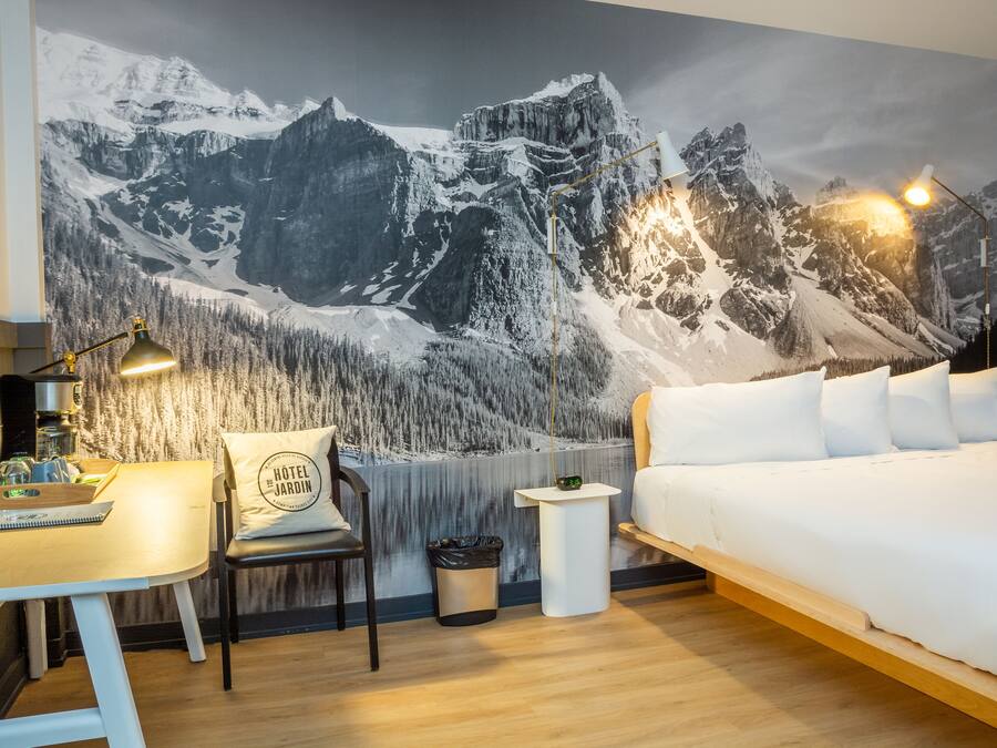 Business Room, 1 King Bed | 1 bedroom, soundproofing, iron/ironing board, travel crib