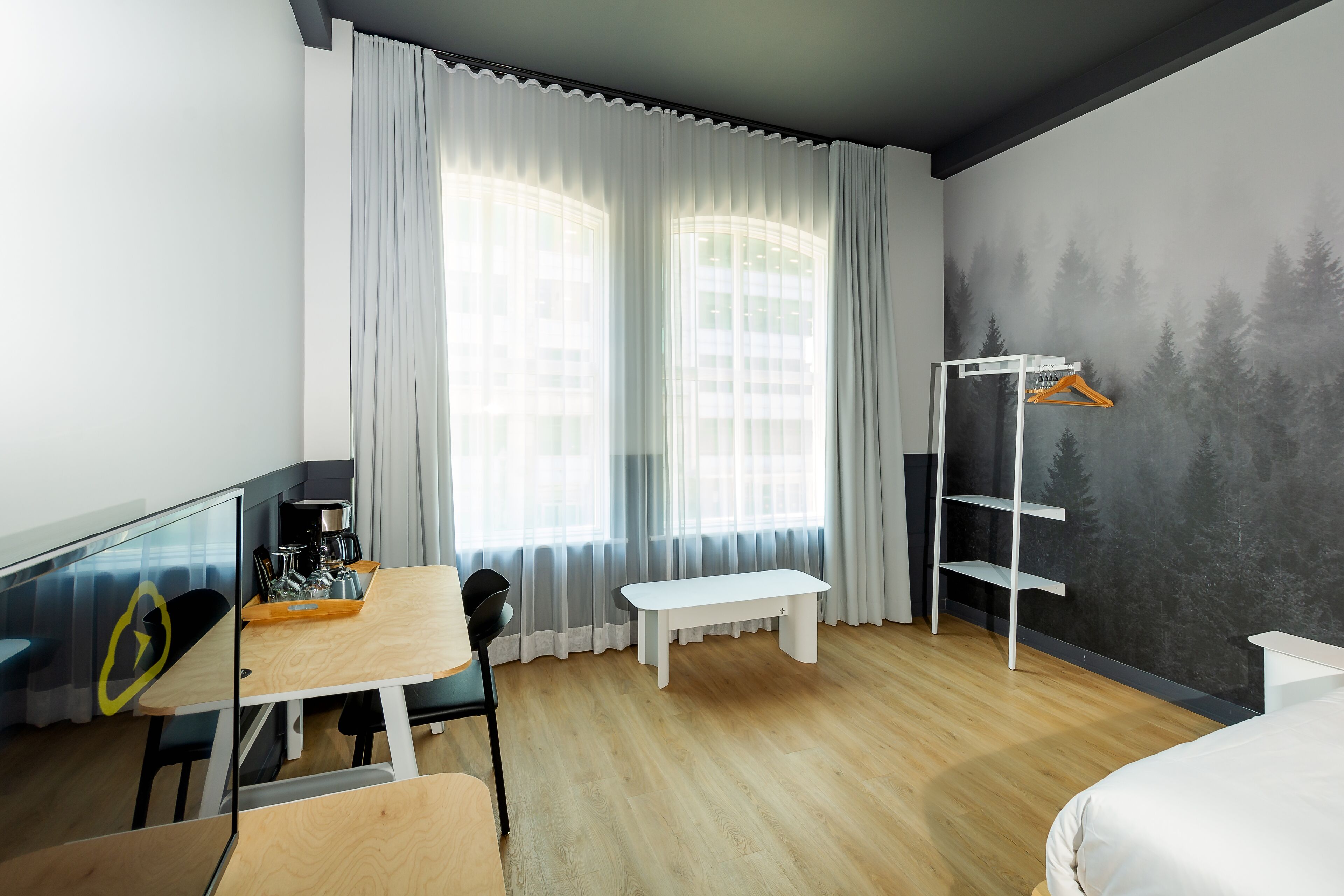 room, 1 queen bed | 1 bedroom, soundproofing, iron/ironing board, travel cot