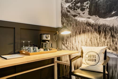 Business Room, 1 King Bed | 1 bedroom, soundproofing, iron/ironing board, travel crib