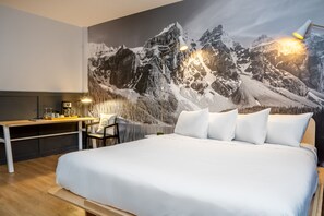 Business Room, 1 King Bed | 1 bedroom, soundproofing, iron/ironing board, travel cot - Hôtel du Jardin by Les Lofts Vieux-Quebec (Québec City)