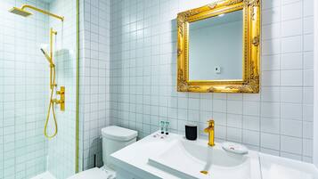 Habitación, 1 cama Queen size | Baño | Regadera, regadera tipo lluvia, amenidades de baño gratuitas