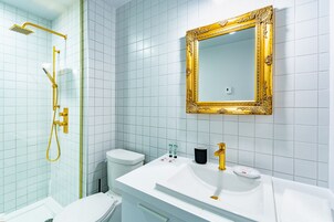 Habitación, 1 cama de matrimonio | Baño | Ducha y cabezal de ducha tipo lluvia