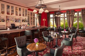 2 Bars/Lounges