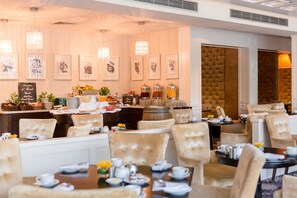 Café da manhã completo todos os dias (EUR 30 por pessoa) 