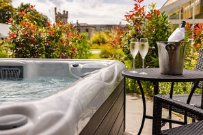 Outdoor spa tub - Lough Eske Castle (Donegal)