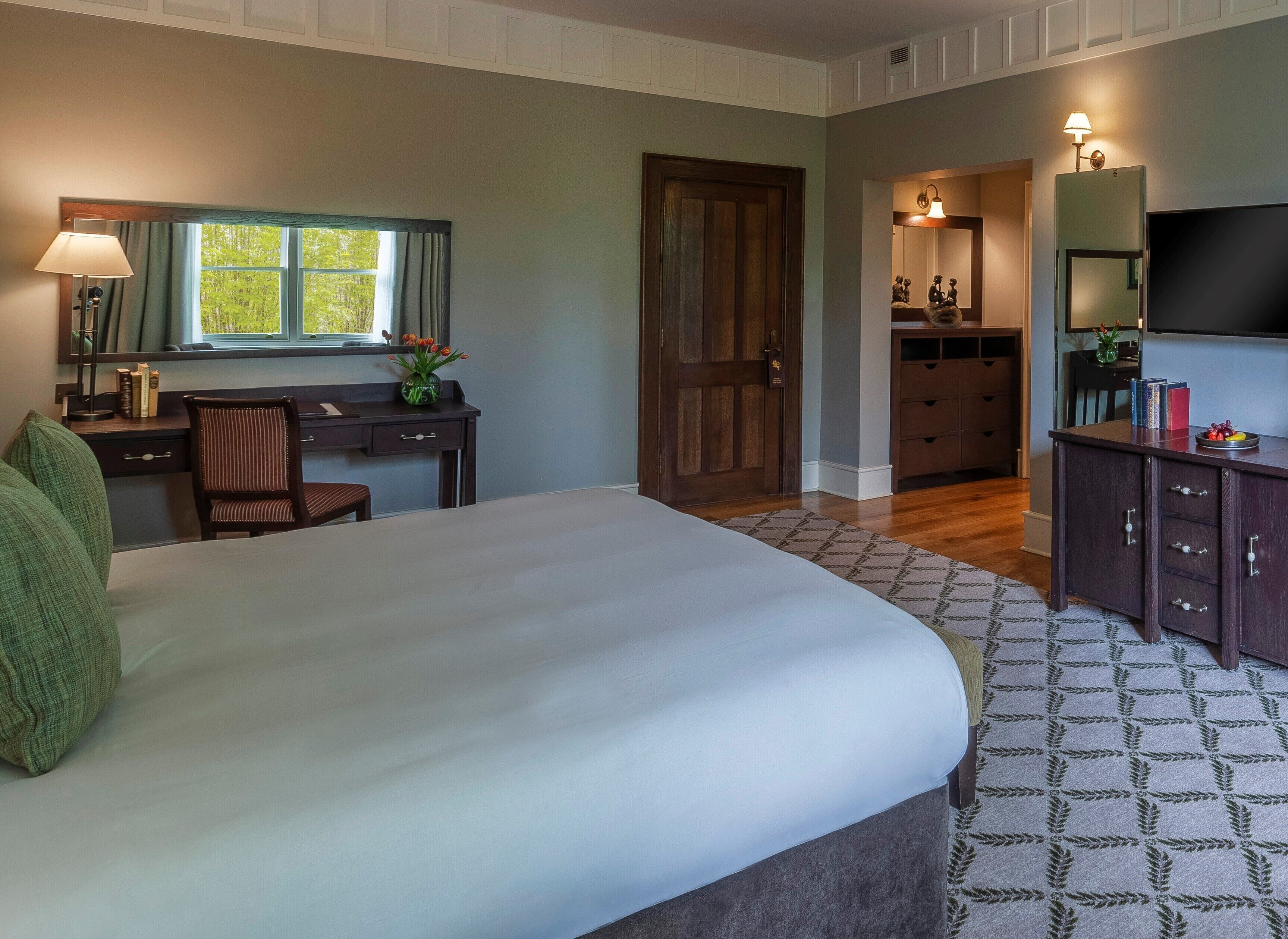 Premium bedding, in-room safe, desk, blackout curtains