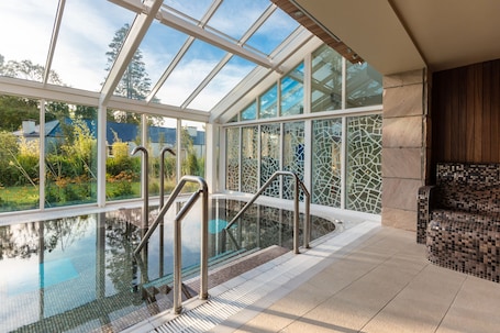 Salas de tratamiento para parejas, un sauna, una bañera de hidromasaje