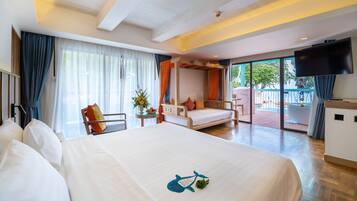 Chambre Junior, 1 lit double | Minibar, coffres-forts dans les chambres, bureau, rideaux occultants