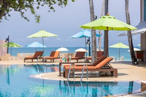 สระว่ายน้ำกลางแจ้ง, ร่มริมสระว่ายน้ำ, เก้าอี้อาบแดดริมสระ