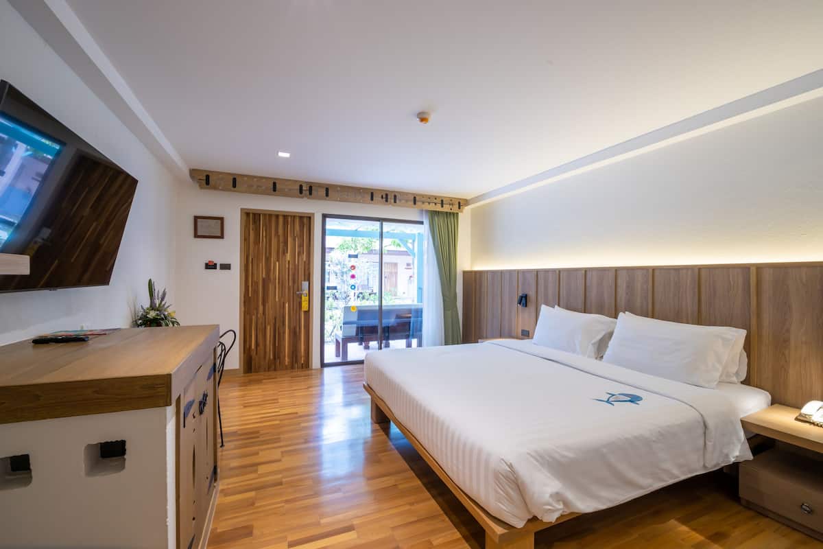 Deluxe Room, 1 Double or 2 Twin Beds | Minibar, in-room safe, desk, blackout drapes