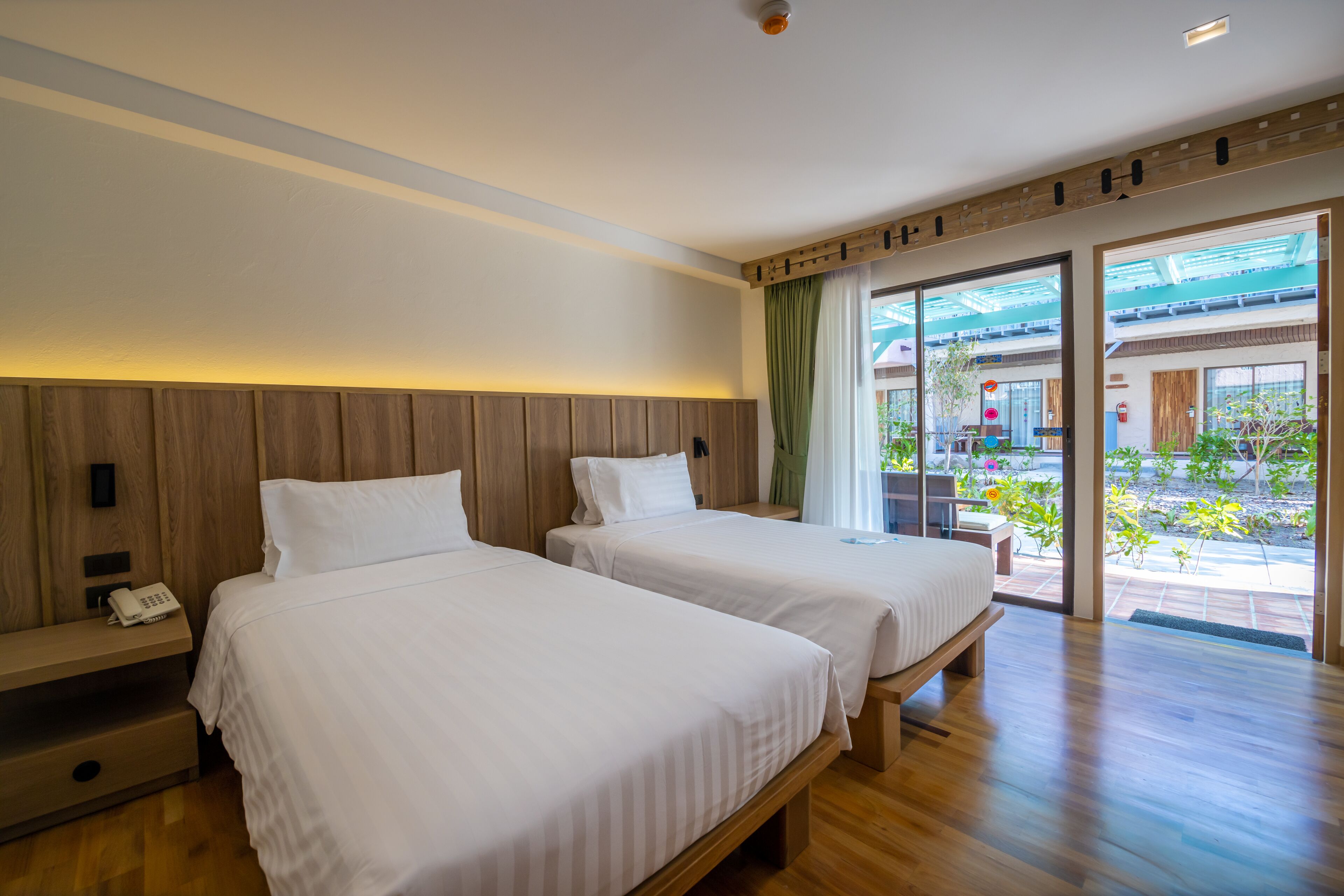 deluxe room, 1 double or 2 single beds | 1 bedroom, minibar, in-room safe, desk