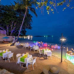 2 restaurants, dinner served, international cuisine