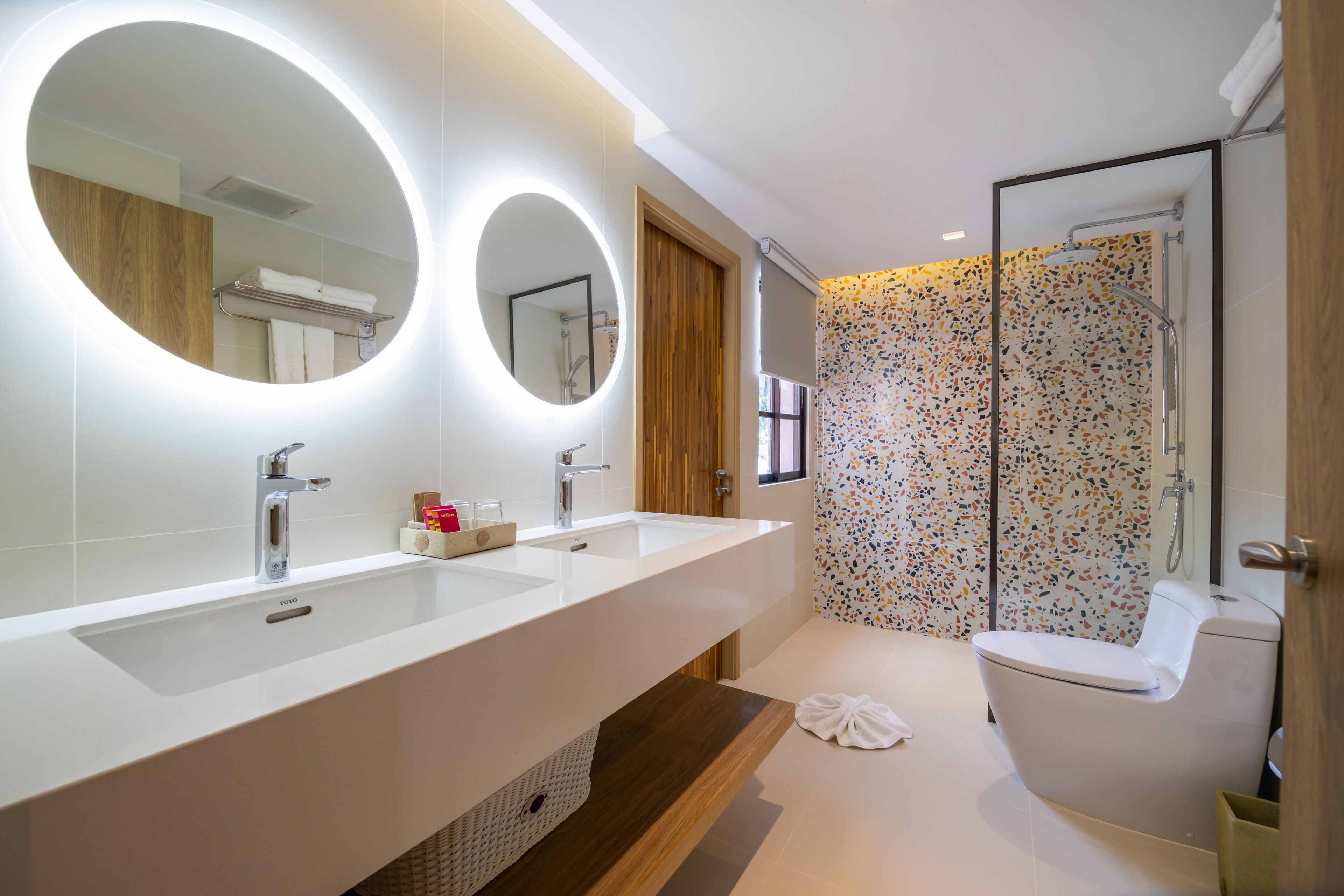 junior room, 1 double bed | bathroom | free toiletries, hair dryer, bathrobes, slippers