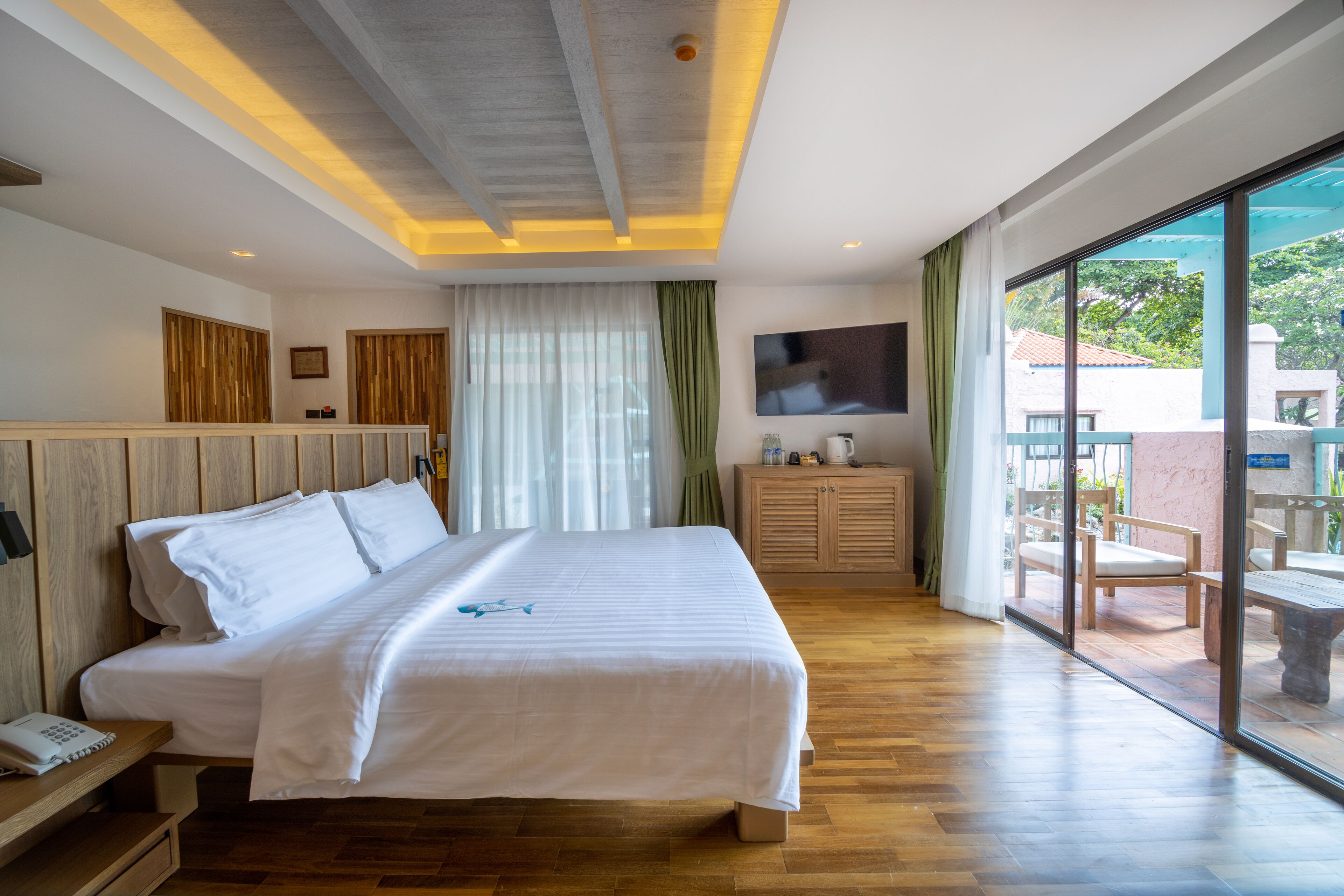 junior room, 1 double bed | 1 bedroom, minibar, in-room safe, desk