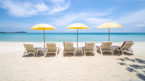 A beach with six sun loungers and three yellow umbrellas. - Baan Samui Resort (Koh Samui)