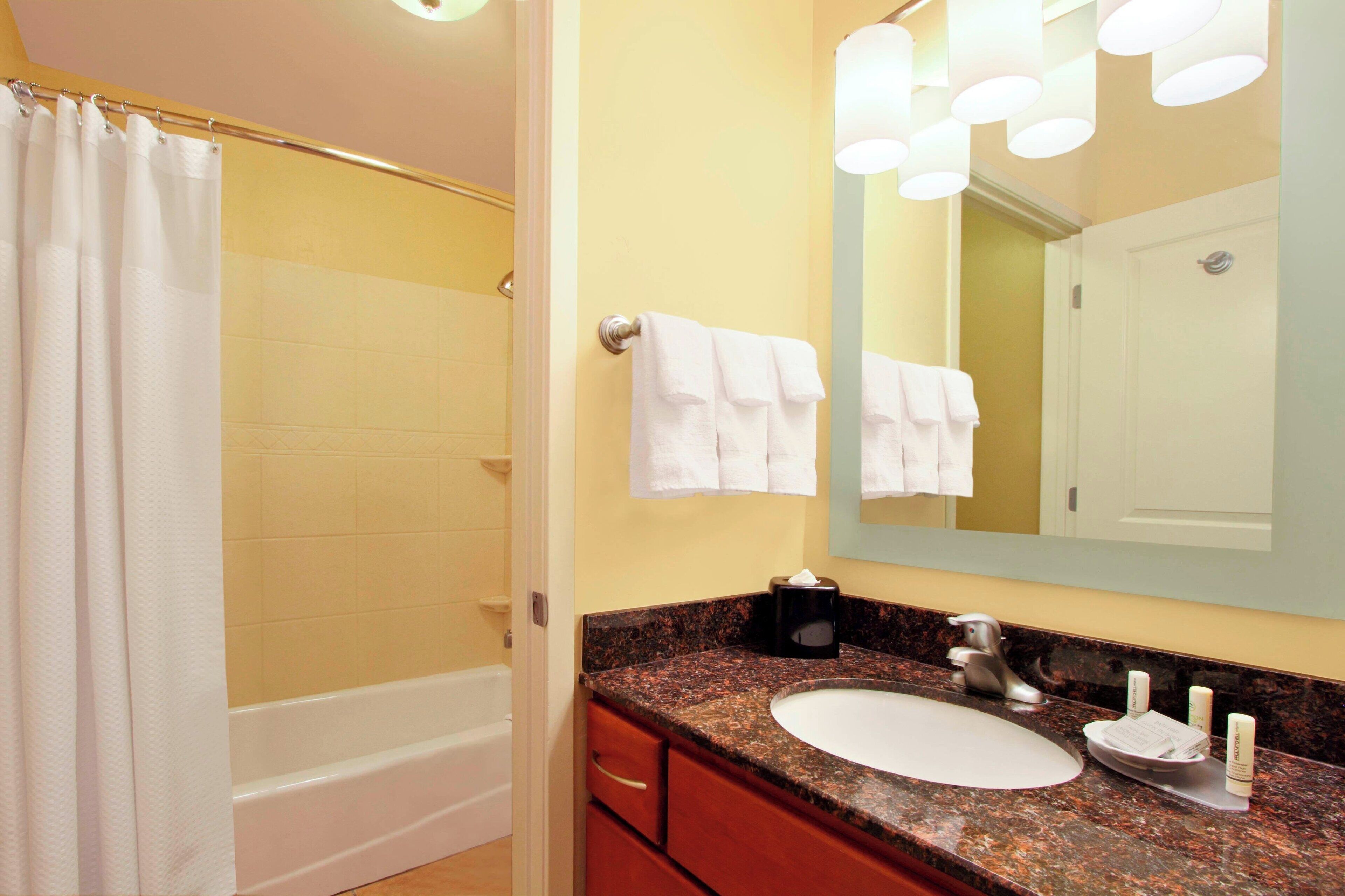 studio, multiple beds | bathroom | combined shower/bathtub, free toiletries, hair dryer