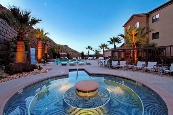 Una piscina al aire libre de temporada, sombrillas