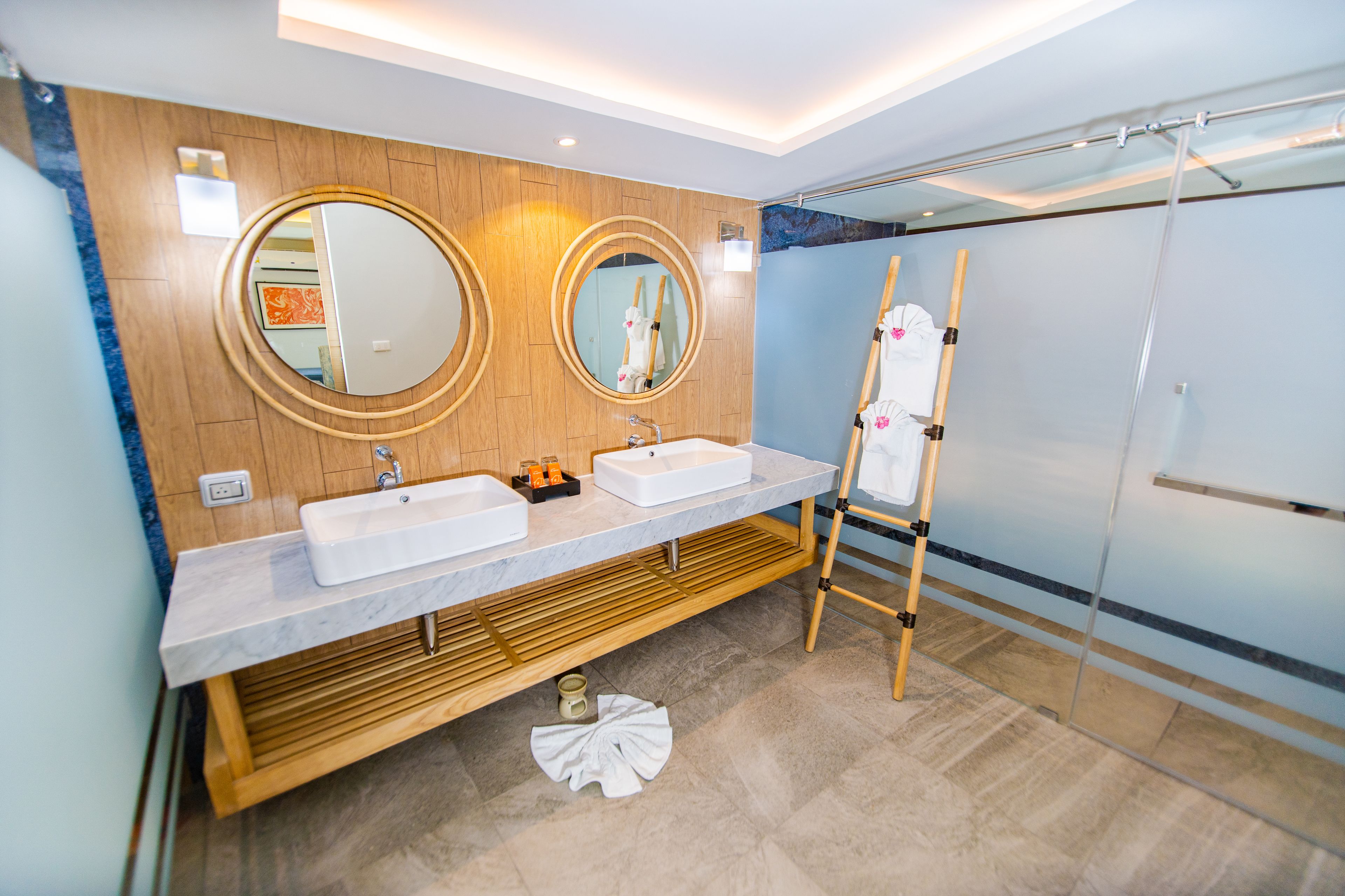 suite | bathroom | combined shower/bathtub, free toiletries, hair dryer, bathrobes