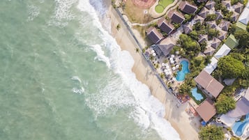 Am Strand, Liegestühle, Sonnenschirme, Strandtücher