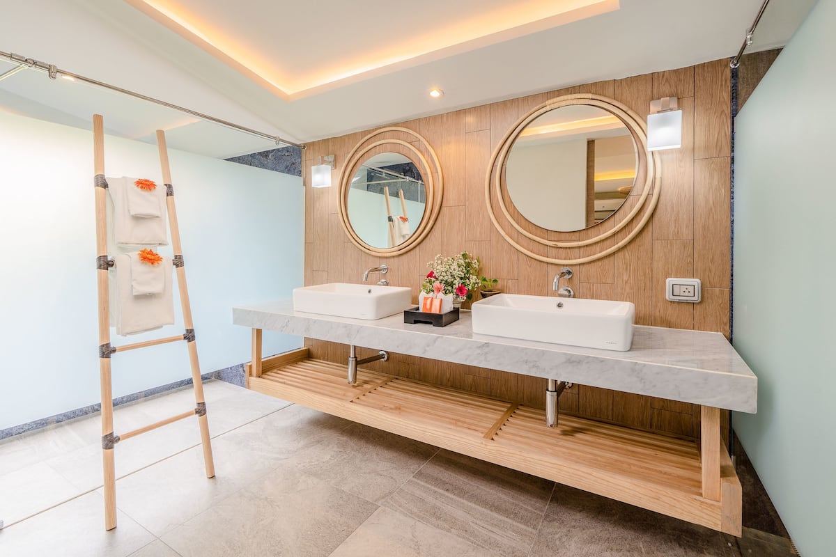 suite | bathroom shower