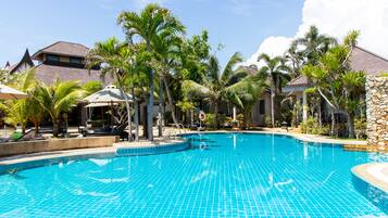 Außenpool, geöffnet von 06:00 Uhr bis 18:00 Uhr, Sonnenschirme