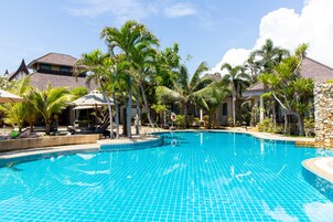 Piscina externa, funciona das 6h às 18h, guarda-sóis, espreguiçadeiras