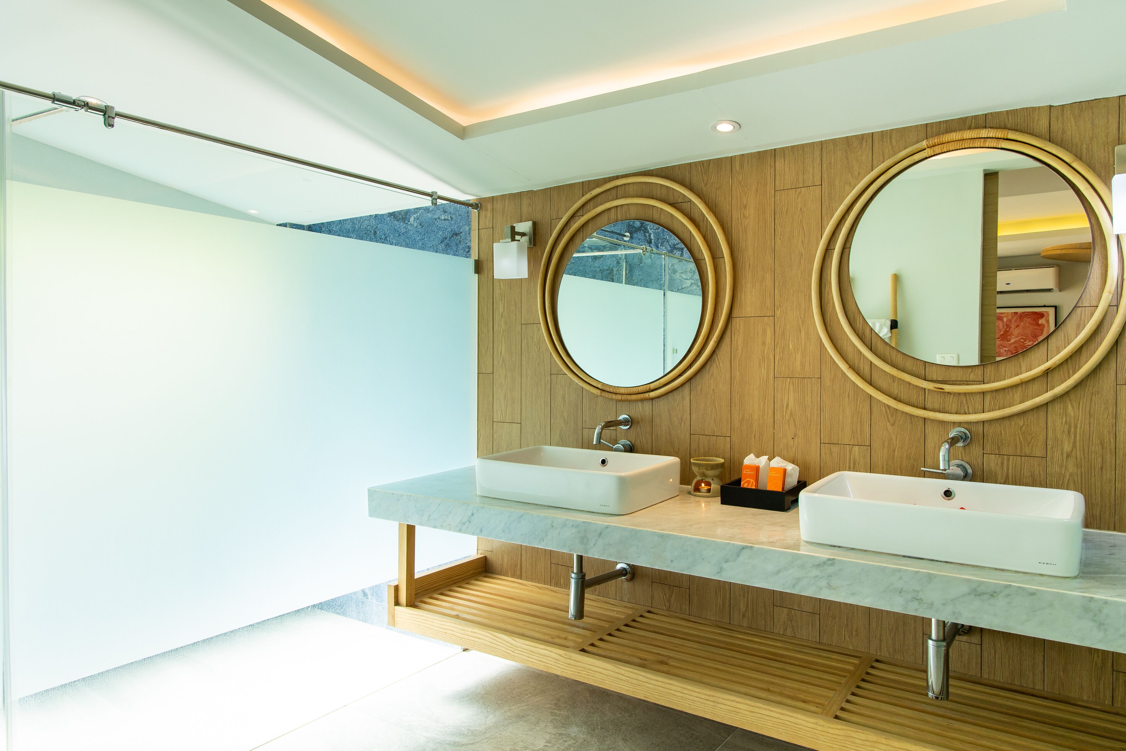 suite | bathroom | combined shower/bathtub, free toiletries, hair dryer, bathrobes