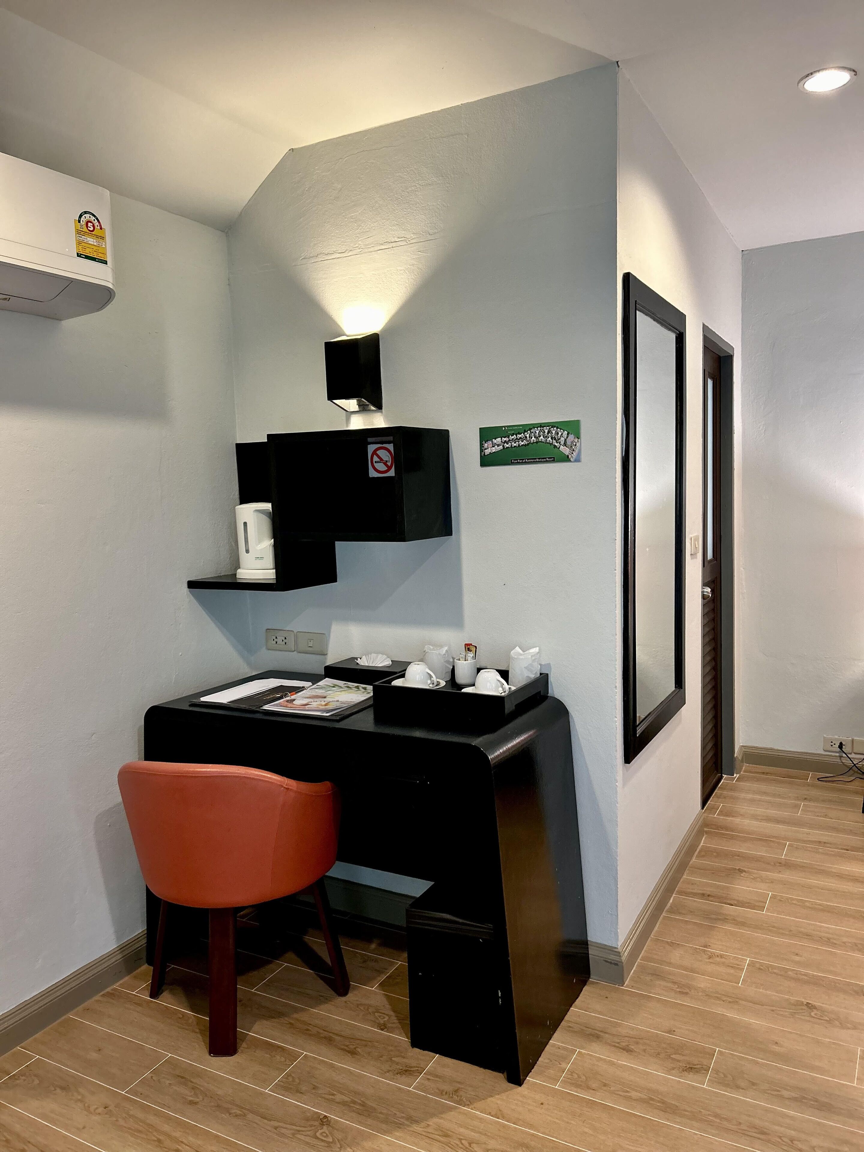 deluxe villa | living area | 21-inch flat-screen tv with satellite channels, tv