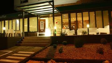 Phục vụ bữa sáng