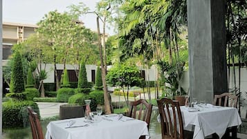 Breakfast, lunch, dinner served; Thai cuisine