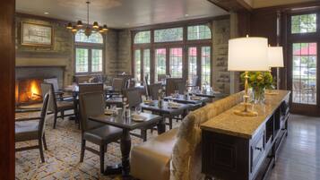 Se sirven desayunos, comidas, cenas y cocina americana