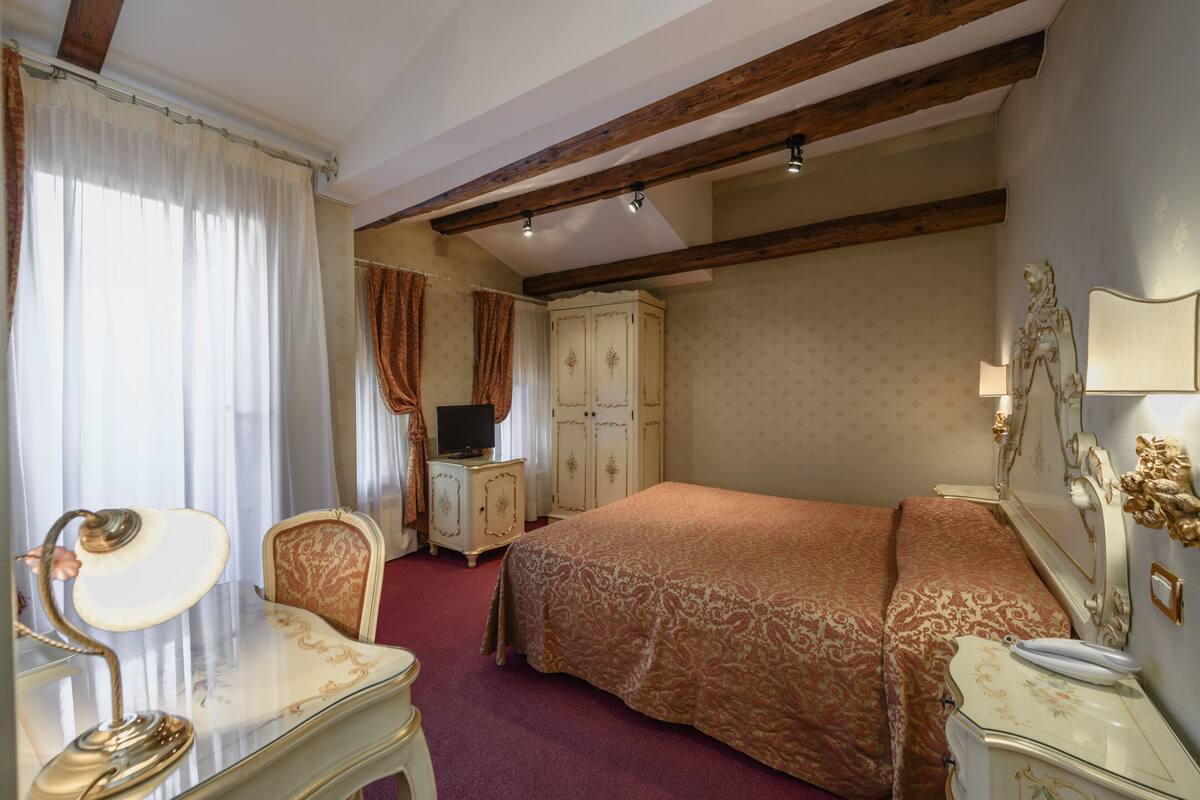 Classic-Doppel- oder -Zweibettzimmer, Terrasse | Hochwertige Bettwaren, Minibar, Zimmersafe, schallisolierte Zimmer