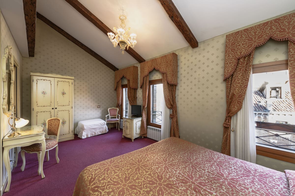 Classic-Doppel- oder -Zweibettzimmer, Stadtblick | Hochwertige Bettwaren, Minibar, Zimmersafe, schallisolierte Zimmer