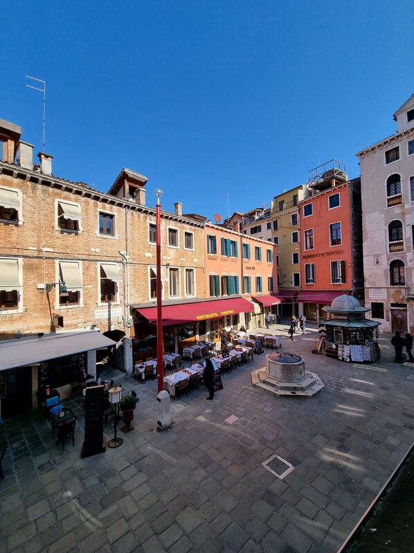 Klassieke kamer, 1 twee- of 2 eenpersoonsbedden, uitzicht op de stad | Uitzicht vanuit de kamer