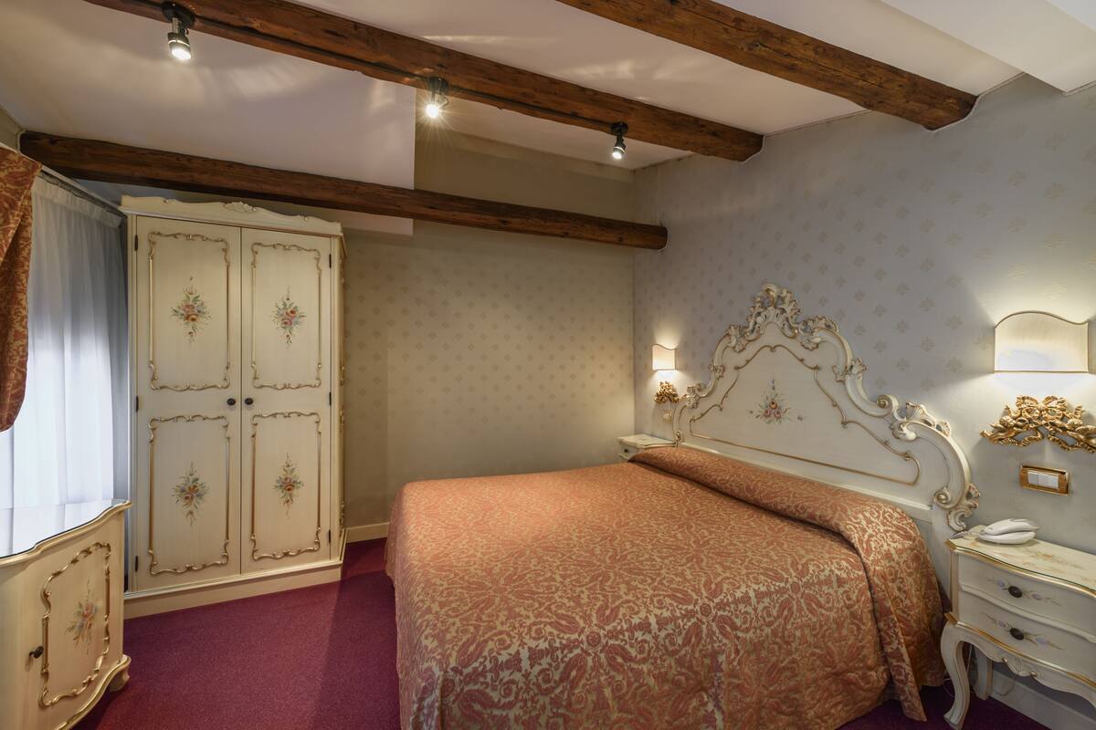 Classic-Doppel- oder -Zweibettzimmer | Hochwertige Bettwaren, Minibar, Zimmersafe, schallisolierte Zimmer