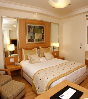 Minibar, in-room safe, desk, free WiFi - Dia Park Premier (Gurugram)