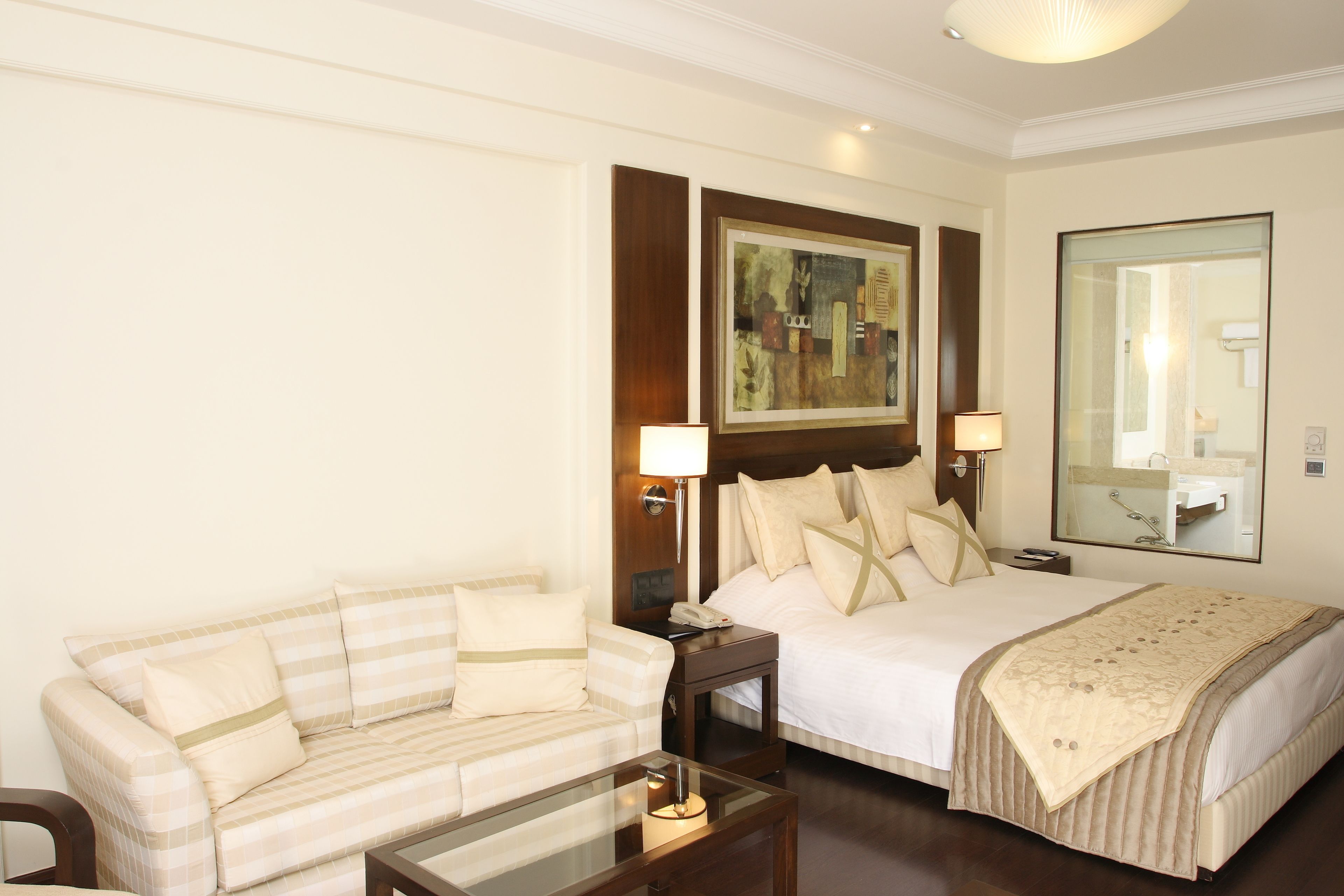 executive room, 1 double bed, non smoking | minibar, in-room safe, desk, free wifi