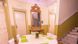 A conference room with a round table, white chairs, and a chandelier. - Metropolis (Serres)