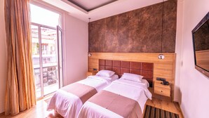 Minibar, setrika/meja setrika, dan Wi-Fi